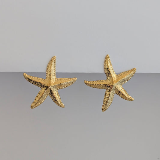 Front view of gold starfish stud earrings—18k plated, sculpted texture, 3.7 cm width.