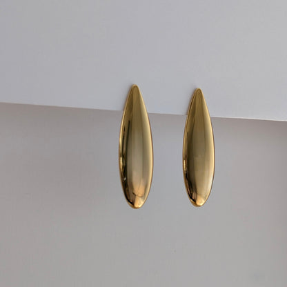 Side angle showing elongated 1.42 × 4.53 cm teardrop profile on lightweight gold earrings.